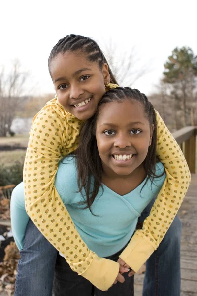 Hermanas afroamericanas y mejores amigos riendo . — Foto de Stock