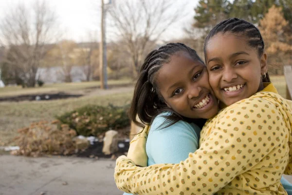 Surori afro-americane și cei mai buni prieteni râzând . — Fotografie, imagine de stoc