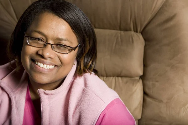 Retrato de una mujer afroamericana sonriendo . — Foto de Stock