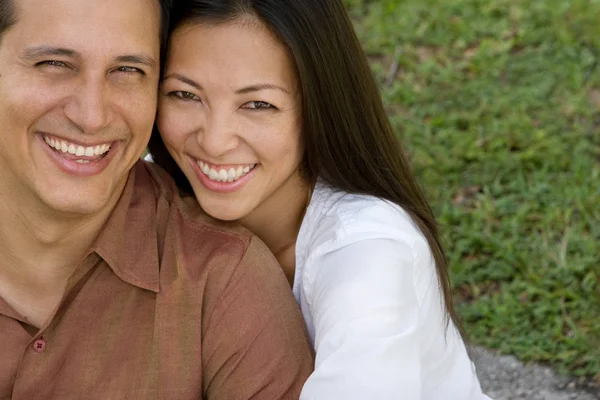 Retrato de una pareja asiática riéndose y abrazándose . —  Fotos de Stock