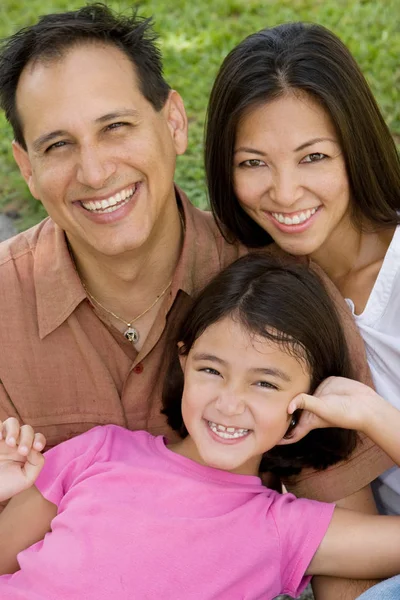 Amar a los padres de Asain y sus hijas sonriendo . —  Fotos de Stock