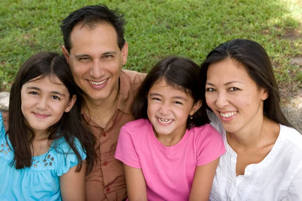 Amare i genitori Asain e le loro figlie sorridenti . — Foto Stock