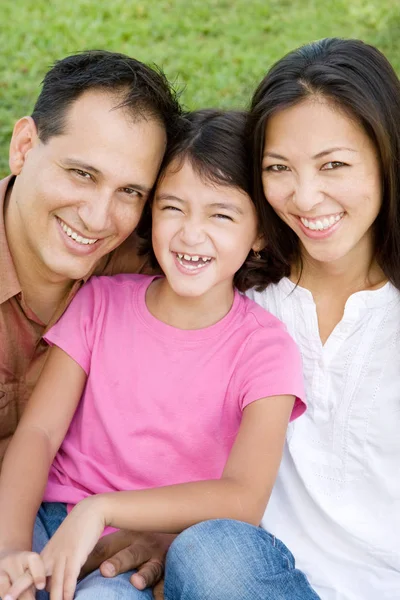 Amar a los padres de Asain y sus hijas sonriendo . — Foto de Stock