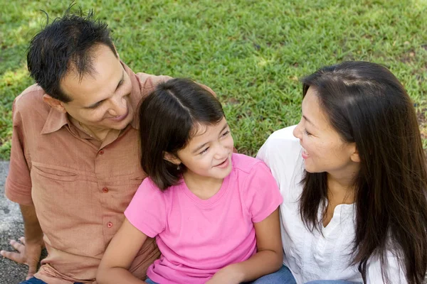 Amar a los padres de Asain y sus hijas sonriendo . — Foto de Stock