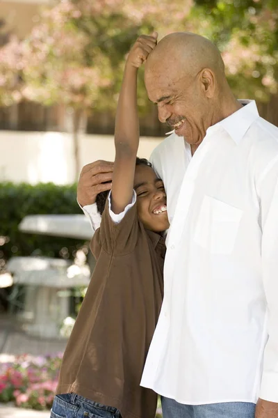 Gelukkig African American opa en kleinzoon lachen. — Stockfoto