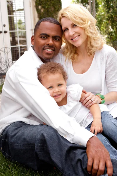 Портрет счастливой мультикультурной семьи, улыбающейся . — стоковое фото
