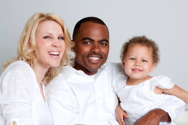 Retrato da família multicultural feliz sorrindo . — Fotografia de Stock