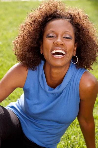 Prachtige volwassen Afrikaanse Amerikaanse vrouw die lacht buiten. — Stockfoto