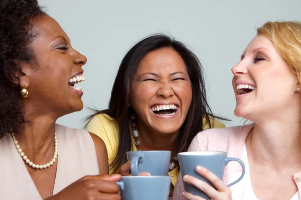 Diverse groep van vrouwen praten en koffie drinken. — Stockfoto