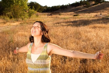 Kollarını açarak bir alanda güzel kadın.
