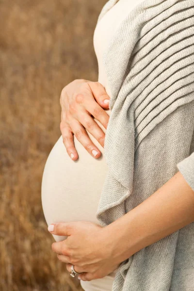 Embarazada fuera sosteniendo su vientre . — Foto de Stock