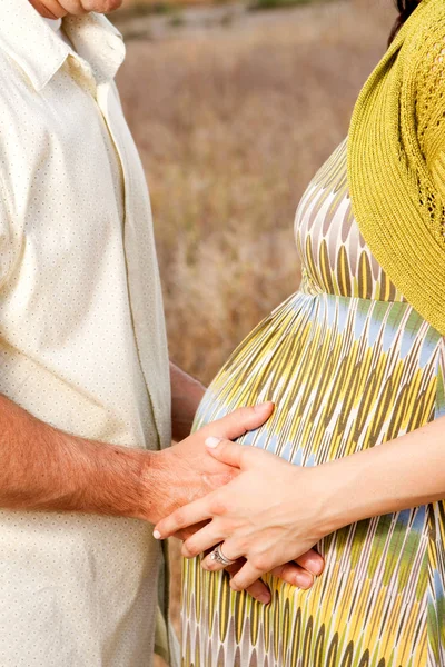 Schönes junges Paar erwartet ein Baby. — Stockfoto