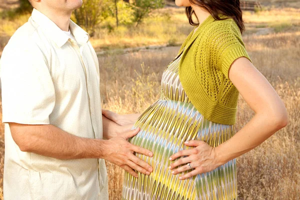 Schönes junges Paar erwartet ein Baby. — Stockfoto