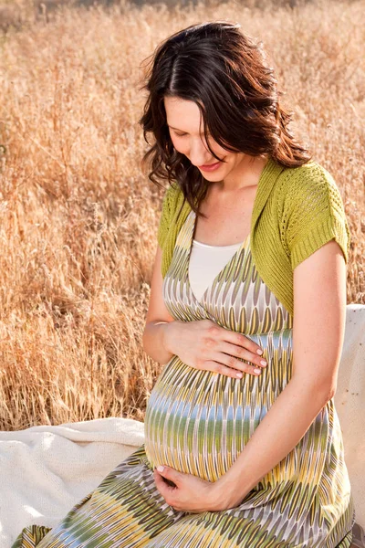 Embarazada fuera sosteniendo su vientre . — Foto de Stock