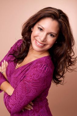 Kameraya bakarak gülümseyen güzel İspanyol kadın.