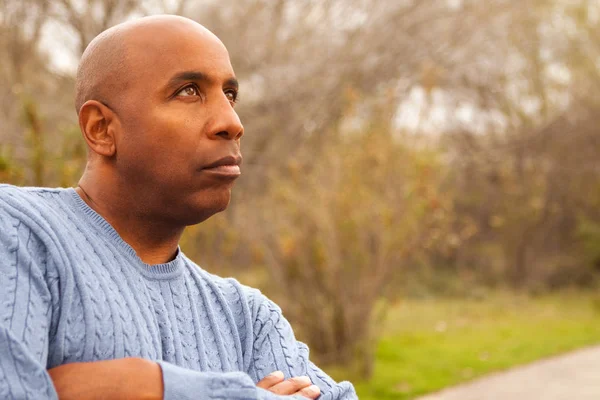 Homme mûr afro-américain regardant triste . — Photo