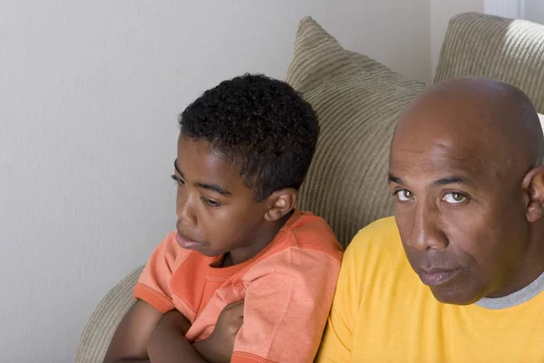 Afro-americano pai ter dificuldade em parentalidade seu filho . — Fotografia de Stock