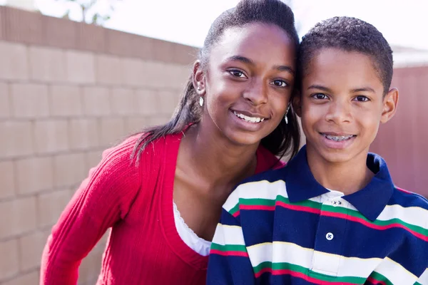 Glad African American bror och syster leende. — Stockfoto