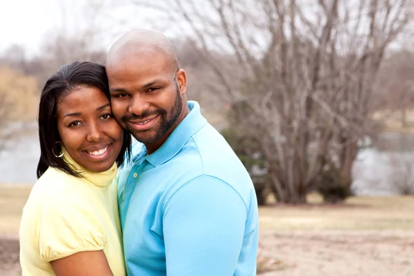 Amar feliz casal afro-americano abraçando e sorrindo . — Fotografia de Stock