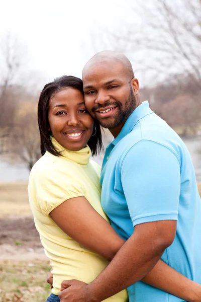 Liebend glücklich afrikanisch-amerikanisches Paar umarmt und lächelt. — Stockfoto
