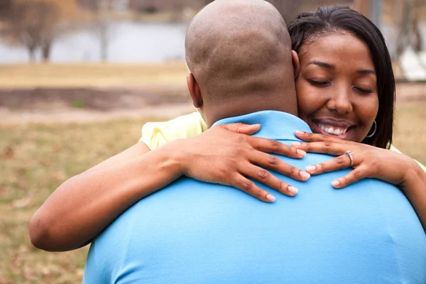 Visão traseira de um casal afro-americano amoroso .. — Fotografia de Stock