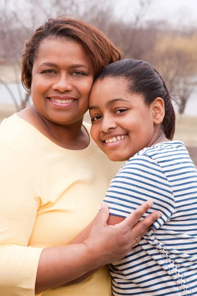 Afrikanisch-amerikanische Mutter und ihre Tochter lächeln. — Stockfoto