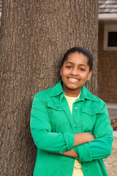 Junges afrikanisch-amerikanisches Teenager-Mädchen steht draußen und lächelt. — Stockfoto