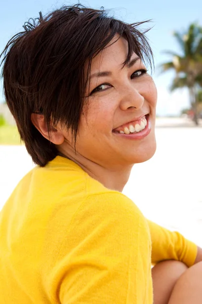 Happy Asian woman smiling at the beach. — Stock Photo, Image