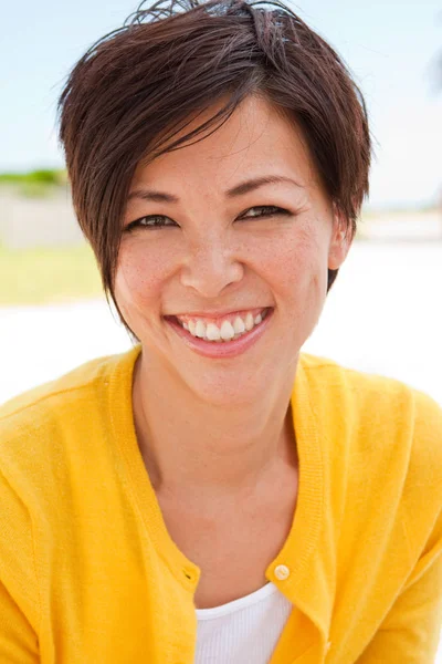 Mulher asiática feliz sorrindo na praia . — Fotografia de Stock