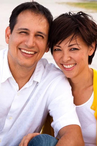 Lyckligt par skrattar och pratar på stranden. — Stockfoto