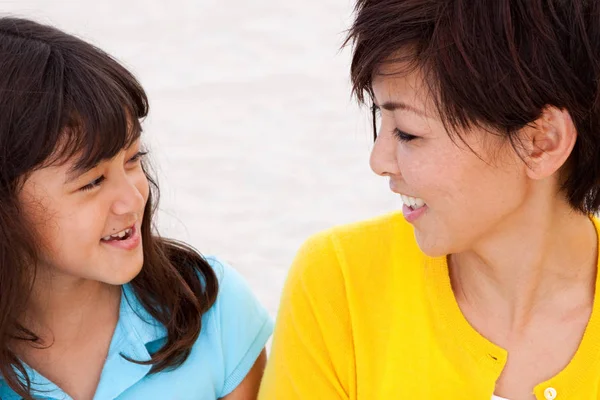 Liefdevolle Aziatische moeder en dochter glimlachen. — Stockfoto