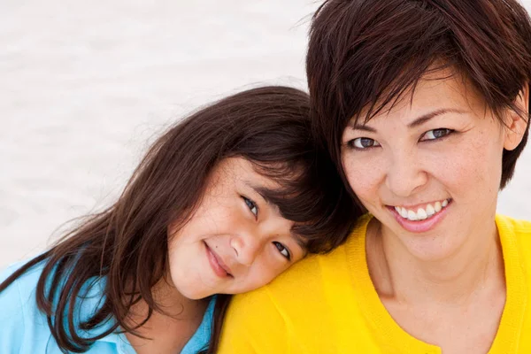 Люблячий азіатських мати і дочка, посміхаючись. — стокове фото