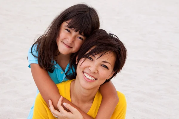Szerető ázsiai anya és lánya mosolyogva. — Stock Fotó