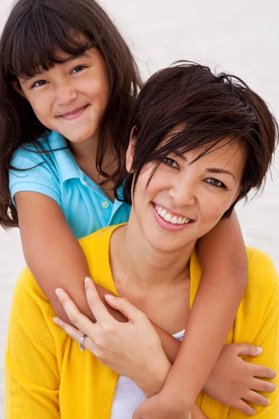 Aimant asiatique mère et fille souriant . — Photo