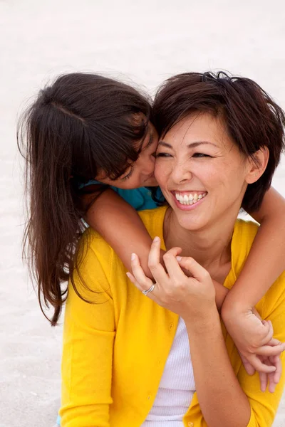 Liefdevolle Aziatische moeder en dochter glimlachen. — Stockfoto