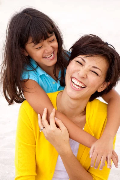 Aimant asiatique mère et fille souriant . — Photo