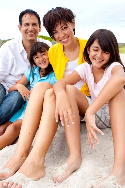 Famille asiatique rire et jouer à la plage . — Photo