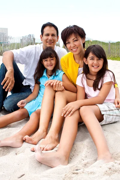 Asiática familia riendo y jugando en la playa . — Foto de Stock