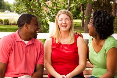 Farklı gruba konuşan ve gülen.