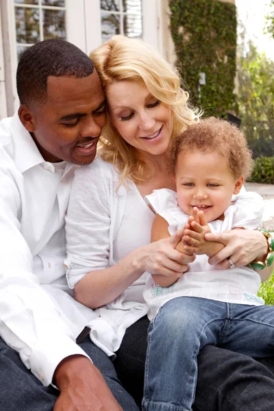 Retrato da família multicultural feliz sorrindo . — Fotografia de Stock