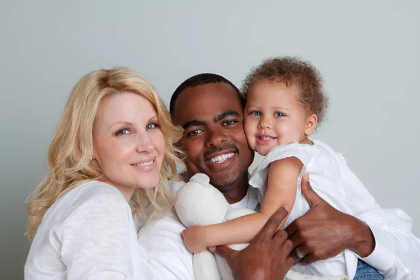 Retrato da família multicultural feliz sorrindo . — Fotografia de Stock