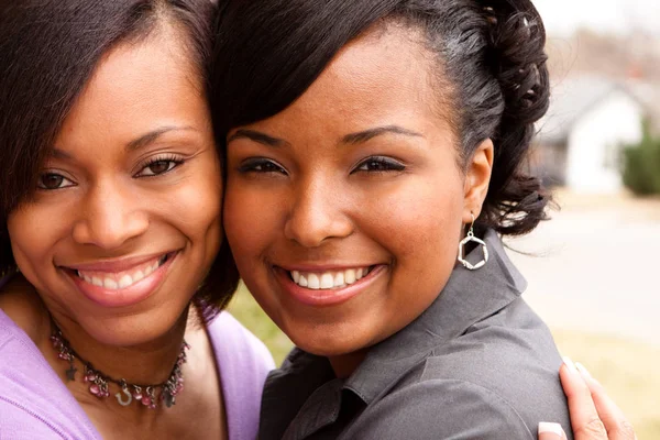 Mujeres afroamericanas felices riendo y sonriendo . — Foto de Stock