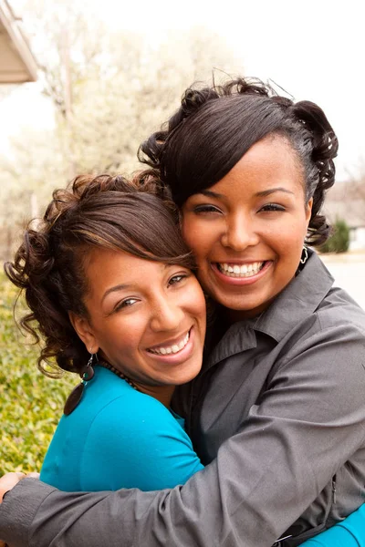 Mujeres afroamericanas felices riendo y sonriendo . —  Fotos de Stock