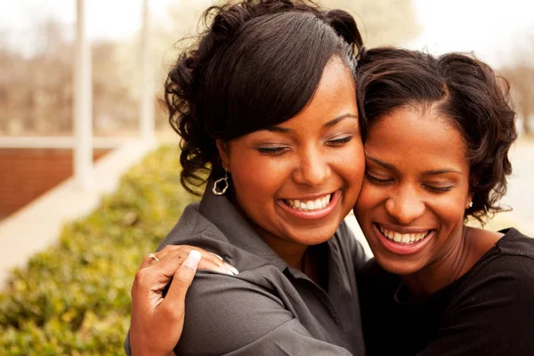 Glad afroamerikanska kvinnor skrattar och ler. — Stockfoto