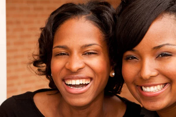 Счастливые афроамериканские женщины смеются и улыбаются . — стоковое фото