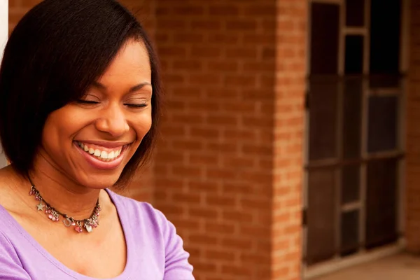 Bella giovane donna africana americana sorridente . — Foto Stock