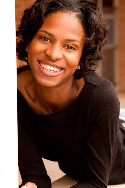 Vackra unga afroamerikanska kvinnan ler. — Stockfoto
