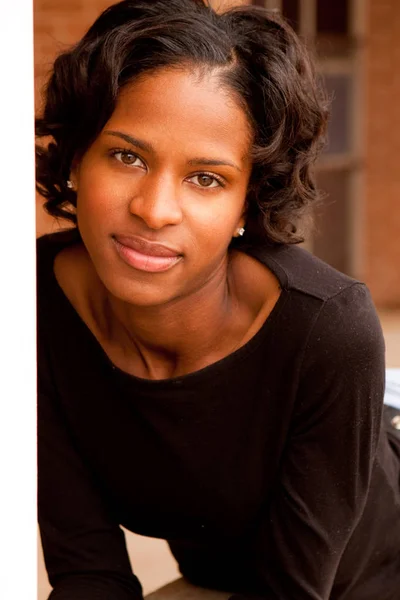 Gyönyörű fiatal afrikai-amerikai nő, mosolygós. — Stock Fotó