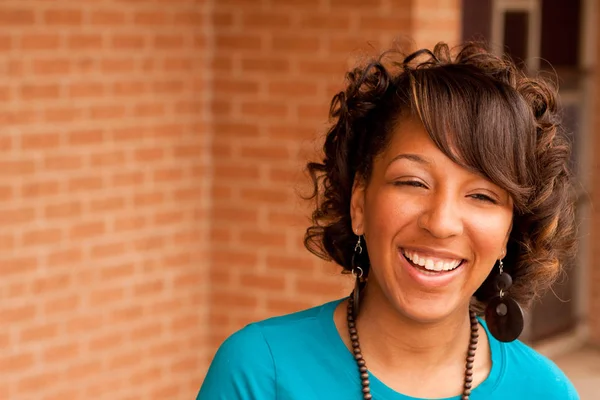 Mooie jonge Afrikaanse Amerikaanse vrouw die lacht. — Stockfoto