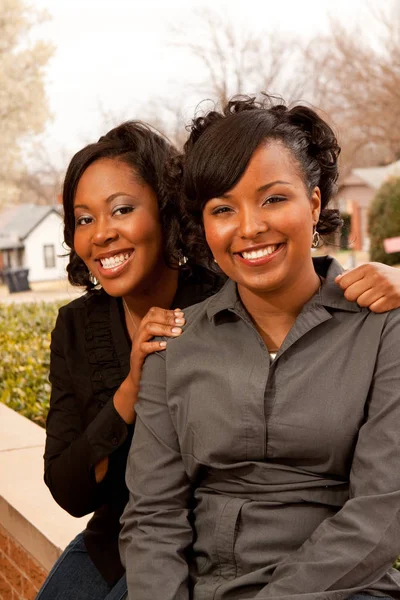 Mujeres afroamericanas felices riendo y sonriendo . — Foto de Stock